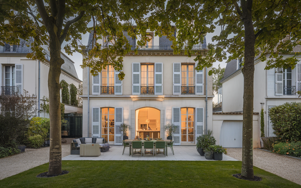 Façade d'une maison à vendre à Tigery avec jardin et garage