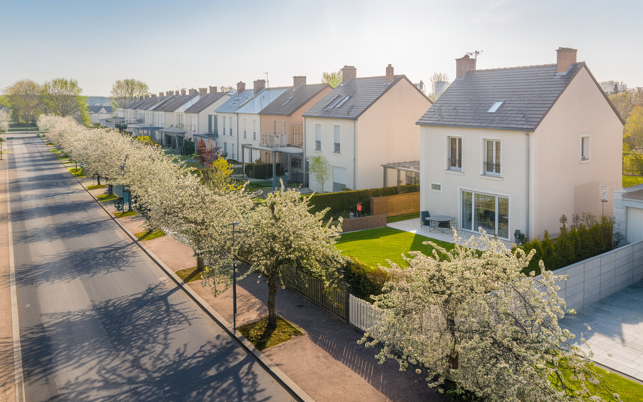 Vue de la Rue des Pommiers dans le quartier Champs-Dolent à Saint-Germain-lès-Corbeil, avec estimation des prix immobiliers