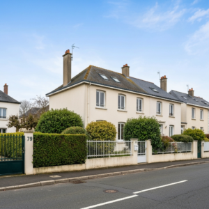 Vue des jardins partagés à Saint-Germain-lès-Corbeil avec des parcelles de légumes et des jardiniers au travail